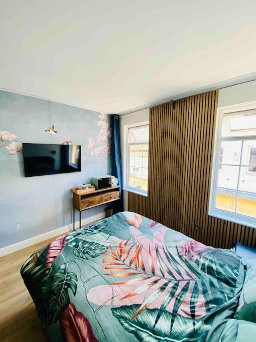 New Studio Flat Overlooking City Centre Kingston upon Thames  Bagian luar foto