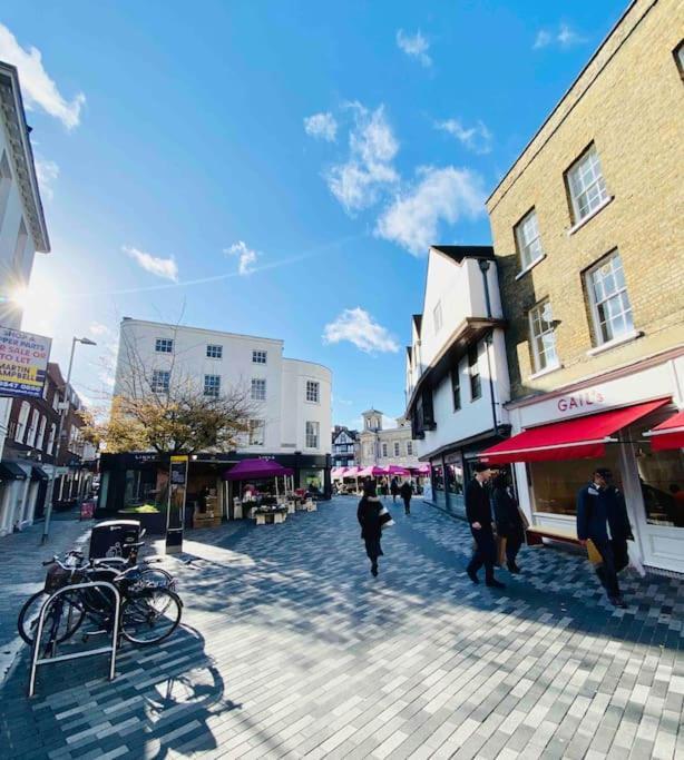 New Studio Flat Overlooking City Centre Kingston upon Thames  Bagian luar foto