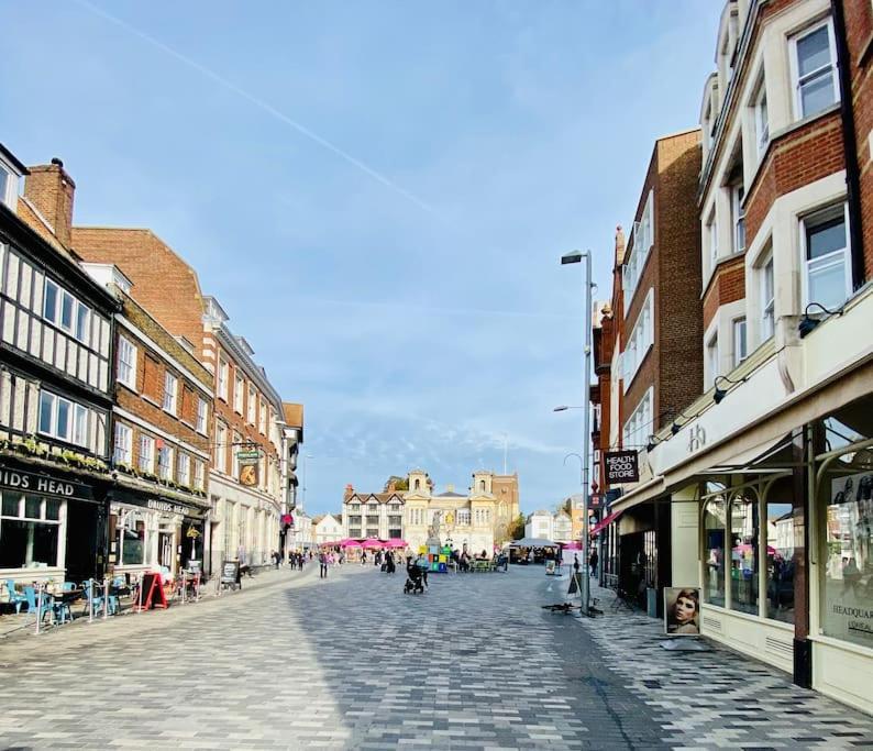 New Studio Flat Overlooking City Centre Kingston upon Thames  Bagian luar foto