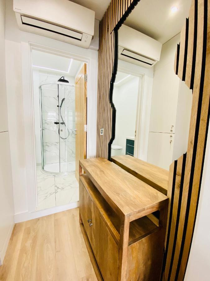 New Studio Flat Overlooking City Centre Kingston upon Thames  Bagian luar foto