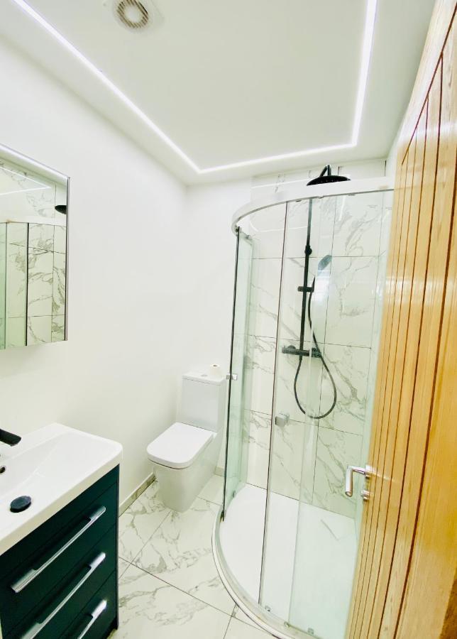 New Studio Flat Overlooking City Centre Kingston upon Thames  Bagian luar foto